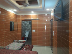 Couples friendly south delhi foreigners place very safe for women and solo travellers along with private kitchen and washroom located in the heart of delhi lajpat nagar just steps away from the famous